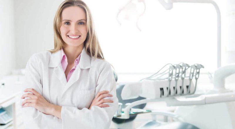 tabela de preco odontologia particular medica dentista sorrindo no consultorio 800x440 - O QUE É CNES? O CADASTRO NACIONAL DE ESTABELECIMENTO DE SAÚDE